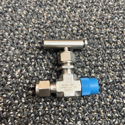 Stainless needle valve with NPT fittings